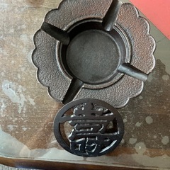 鋳鉄製の花型灰皿　寿文字のデザインの画像