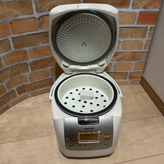 🎀TOSHIBA🎀マイコン保温釜❤️美品❤️ライトベージュ🌟炊飯器5.5合❣️パンもケーキも焼けちゃう❣️の画像