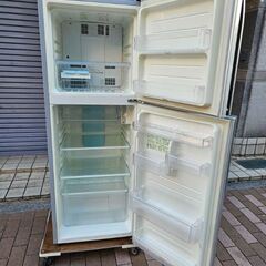 人気の少し大きいタイプ　シャープ  SHARP  冷蔵庫　（228L・右開き）　 シルバー系 SJ-23S-S　2010年製　ek-625gedの画像