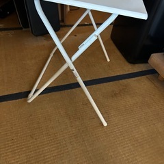 ホワイト色の折りたたみデスクの画像