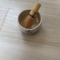 電動コーヒーミルとキッチン測りと茶筅茶碗の画像