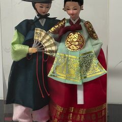 韓国伝統衣装を着た男女ペアの人形、ディスプレイケース付きの画像