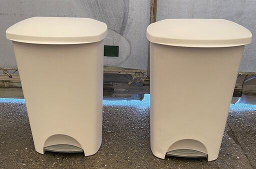 Sterilite　ペダル開閉式ダストボックス　２個セット　ホワイト