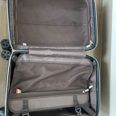 機内持ち込みスーツケース　破損ありの画像