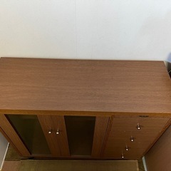 サイドキャビネット ガラス扉 コンセント付きの画像