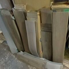 フローリング調の塩ビタイル￥１００/１枚