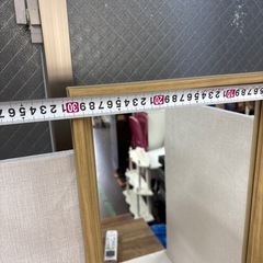 木枠の鏡の画像
