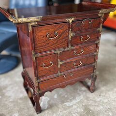 ★ヴィンテージ! アンティーク家具! 李朝家具 小型キャビネット 真鍮金具 脚付き 引き出し 古民具 サイズ(約)68×35.5×高69.5㎝　リサイクルショップ札幌　買取本舗　西野店の画像