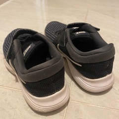 キッズ　NIKE スニーカー　18の画像