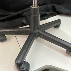 黒の高さ調整可能オフィスチェア　サンワサプライ製チェアの画像