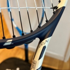 未使用テニスシューズ、24、26インチラケットのセットの画像