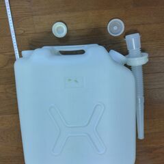 中古の白いポリタンク、注ぎ口にジャバラホース付きの画像