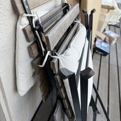 イケア テルノー テーブル＆チェア2脚屋外用、ブラック/ライトブラウンステイン折りたたみ式／折りたたみ式クッダルナライトグレーベージュ、55x54cmの画像