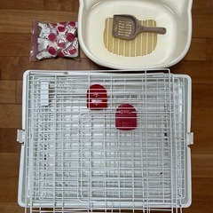 ミニキャットケージと猫用トイレの画像