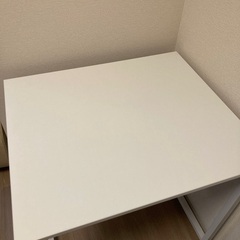 コンピューターデスクの画像