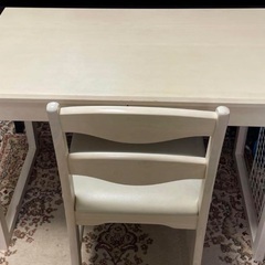 ニトリの木製小学生用勉強机、椅子