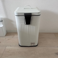 ダストボックス　ホワイトの画像