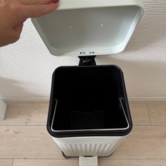 ダストボックス　ホワイトの画像