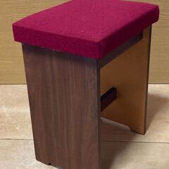 値下げしました！【中古/お引取り限定】■スツール■座面/レッド＋脚部/ブラウン■幅330mm×奥行260mm×高さ450m■の画像