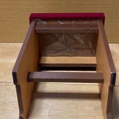 値下げしました！【中古/お引取り限定】■スツール■座面/レッド＋脚部/ブラウン■幅330mm×奥行260mm×高さ450m■の画像