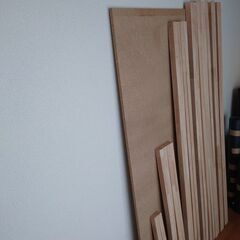 防音室の木枠に使用していた木材と木枠の固定に使用していたL字金具と蝶番と使用済みのネジの画像