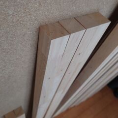 防音室の木枠に使用していた木材と木枠の固定に使用していたL字金具と蝶番と使用済みのネジの画像