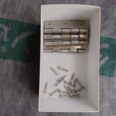 防音室の木枠に使用していた木材と木枠の固定に使用していたL字金具と蝶番と使用済みのネジの画像