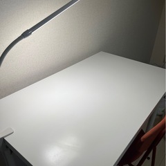 IKEAデスク、椅子、デスクライトの画像