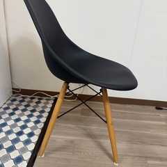 黒いイスの画像