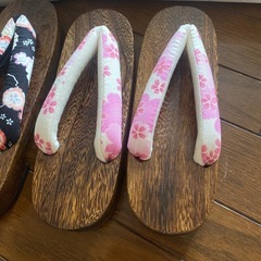 花柄デザイン 下駄　2足セット　箱付きの画像