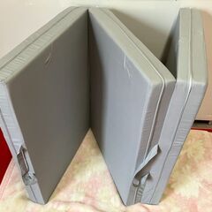 【購入者確定】☆持ち運び簡単！　三つ折りマットレス　商品番号:142の画像