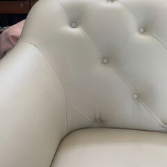 オフホワイト 合成皮革 ソファ 2人掛け スタッズ装飾 【直接お引き取り限定】の画像