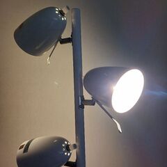 スタンドライト・ホワイト三灯の画像
