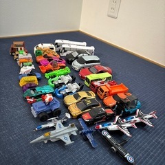 車のおもちゃ　マクドナルドの景品のトミカなどの画像