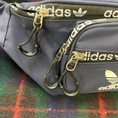 adidas  ネイビーカラー　ウエストバックの画像
