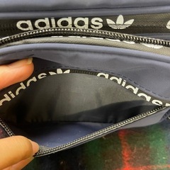 adidas  ネイビーカラー　ウエストバックの画像