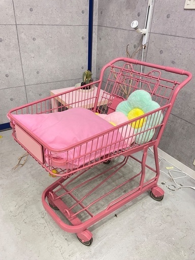写真映え！ピンクのショッピングカート