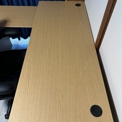 L型デスクとチェアーの画像