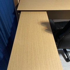 L型デスクとチェアーの画像
