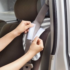 ヘッドサポート枕　ピンク＆ホワイト　ベルトクッション　車　まくら　シートベルト
の画像