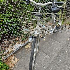 リサイクルショップどりーむ鹿大前店　No.335　自転車　シティサイクル　27インチ　シルバー　サドル上下不可(´;ω;｀)の画像
