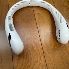 折りたたみ式首掛け扇風機の画像