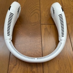 折りたたみ式首掛け扇風機の画像