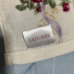 LADUREE   大きめハンカチとハンドタオルのセットの画像