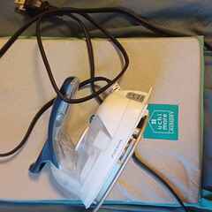 Package of 2 hair driers + 1 small steam iron (all almost new) // ヘアドライヤー2台＋スチームアイロン（小型）1台のセット（すべてほぼ新品）の画像