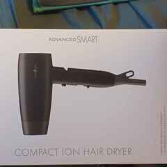 Package of 2 hair driers + 1 small steam iron (all almost new) // ヘアドライヤー2台＋スチームアイロン（小型）1台のセット（すべてほぼ新品）の画像