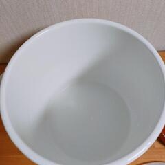 琺瑯の漬物容器と陶器の重しセットの画像