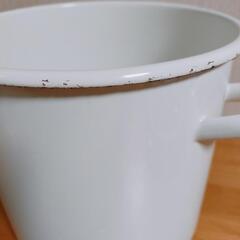 琺瑯の漬物容器と陶器の重しセットの画像