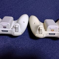 Xbox360のコントローラー2個とワイヤレスゲームレシーバーの画像