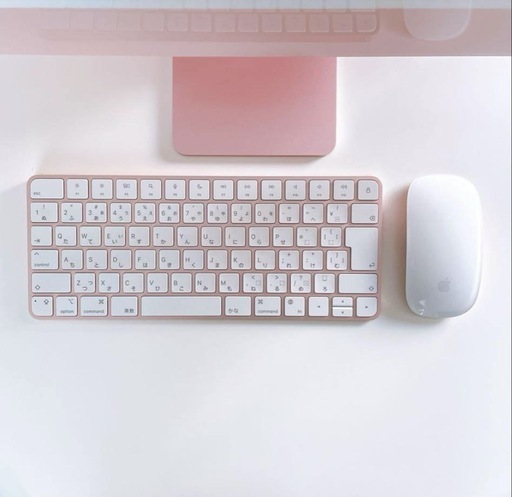 ピンクの24インチiMac、キーボードとマウス付き
